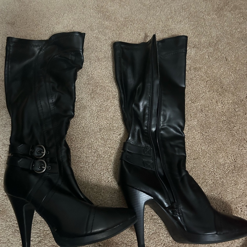 Black boots, silver double buckle